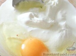 Блины на сметане: В миску вбить яйцо. Добавить сметану, соль и сахар.