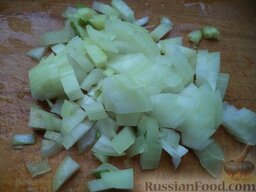 Зразы картофельные с грибами: Пока варится картофель, сделать начинку. Лук репчатый очистить, помыть, мелко нарезать кубиками.