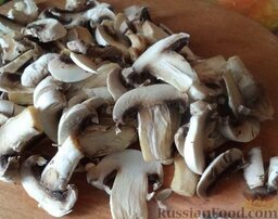 Зразы картофельные с грибами: Грибы помыть, нарезать кусочками.