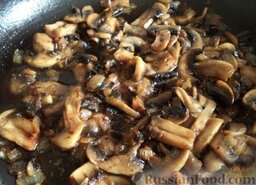 Зразы картофельные с грибами: Выложить к луку грибы. Тушить все вместе, помешивая, около 5 минут. Посолить, добавить по желанию специи. Перемешать.
