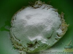 Зразы картофельные с грибами: В миску к картофелю вбить яйца. Посолить, поперчить. Добавить растительное масло и муку.