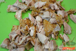 Пшенная запеканка с курочкой: Отделить куриное мясо от костей и нарезать небольшими кусочками.