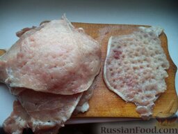 Свиные отбивные в сырном кляре: Мясо слегка отбить кухонным молотком (не тонко, не повредив целостность кусочка).