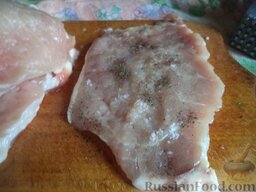 Свиные отбивные в сырном кляре: Мясо посолить и поперчить с двух сторон по вкусу.