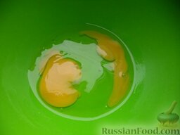 Блины на ряженке: В миску разбить яйца.