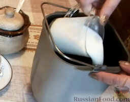Воздушный пшеничный хлеб с манкой (в хлебопечке): Молоко влить в чашу для хлебопечки.