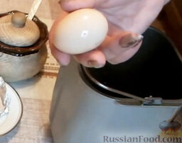 Воздушный пшеничный хлеб с манкой (в хлебопечке): Добавить яйцо.