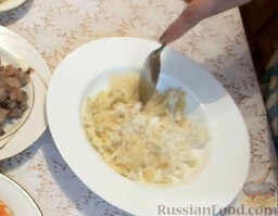 Селедка под шубой с "розами": Половину картофеля выложить в тарелку или салатник. Распределить ровным слоем.