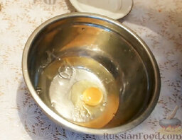 Селедка под шубой с "розами": Далее нужно испечь блины. Для этого в миску вбить яйцо, добавить воду.