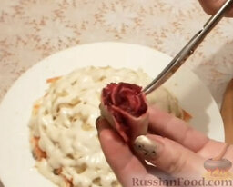 Селедка под шубой с "розами": Ножницами сделать надрезы.