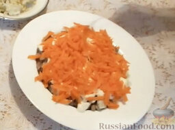 Селедка под шубой с "розами": Морковь выложить в салатник ровным слоем.