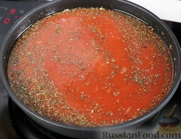 Тефтели: Заливаем томатным соком, добавляем соль, базилик и орегано.
