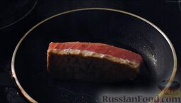Тунец в блине: Обжариваем тунца на раскаленной сковородке, по 1-2 минуты с каждой стороны. (Внимание! Не пережарьте, пережаренный тунец очень сухой.) Затем сразу снимите его со сковороды.