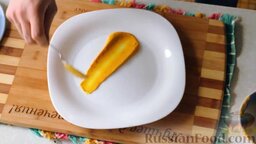 Тунец в блине: На тарелку кладем ложку желтого майонеза, который мы сделали. И смазываем соус ложкой в полоску.