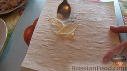 Кроллы домашние (рулеты из лаваша): 2. Лаваш разрезать на куски поменьше. Смазать его поверхность сливочным маслом.