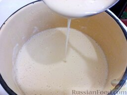 Блины на пиве: В тесто добавить кипящее молоко и кипящую воду. Взбить.  Готовое тесто должно быть довольно жидким.