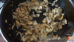 Горячие тосты с грибами и яйцом: 1. Обжариваем грибы с луком. Солим и перчим по вкусу.