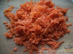 Салат «Сельдь под шубой»: Морковь очистить, натереть на крупной терке.