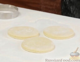 Пончики "Суфганийот": Оставляем вырезанные кружочки на 15 минут расстаиваться, – они должны подняться вдвое.