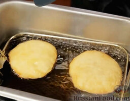 Пончики "Суфганийот": Разогреваем масло до температуры не более 180 градусов и обжариваем пончики в кипящем масле.