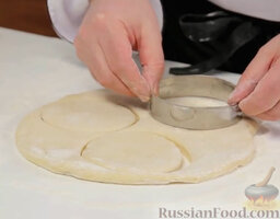 Пончики "Суфганийот": Круглой формой вырезаем пончики. Если нет формы, можно использовать стакан и т.п.
