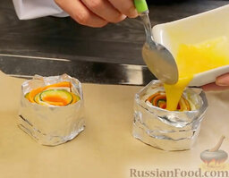 "Роллы" из цуккини с морковью: Завернуть роллы в фольгу.  Взбить яйца. Полить роллы яйцом.