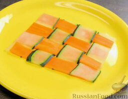 "Роллы" из цуккини с морковью: Обрезать края. Выложить решетку на сервировочную тарелку. На нее выложить овощные роллы.