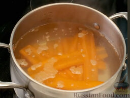 "Роллы" из цуккини с морковью: Затем опустить в кипяток на 30 секунд морковь.