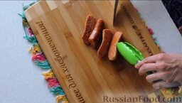Слоёный сэндвич: Разрезаем колбаску (если нужно).