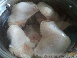 Суп куриный с клецками (по-деревенски): Кусочки курицы вымыть, выложить в кастрюлю, залить холодной водой, поставить на огонь, довести до кипения, снять шумовкой образовавшуюся пену.   Убавить огонь до минимального, варить куриный бульон на небольшом огне под крышкой 30-60 минут, до мягкости куриного мяса (если курица домашняя - до 2-2,5 часов).