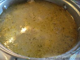 Суп куриный с клецками (по-деревенски): Помыть и мелко нарезать укроп, добавить в суп. Снять с огня, оставить суп на 10-20 минут под крышкой.