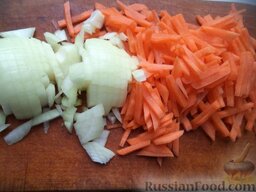 Суп куриный с клецками (по-деревенски): Очистить, помыть и нарезать соломкой морковь и лук.