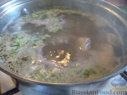 Суп куриный с клецками (по-деревенски): К курице добавить картофель и половину лука. Посолить. Варить 15 минут.