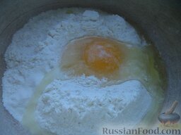 Суп куриный с клецками (по-деревенски): Сделать клецки. В миску просеять муку, вбить яйцо, посолить.
