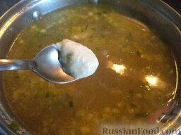 Суп куриный с клецками (по-деревенски): Чайной ложкой  набирать тесто (1/3-1/2 чайной ложки), опускать в кипящий суп клецки.