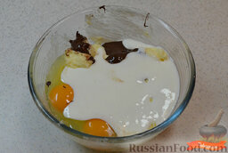 Капкейки с радужным кремом: Соединить размягченное масло с сахаром.  Добавить яйца, топленый шоколад, кефир. Взбить миксером до однородной массы.