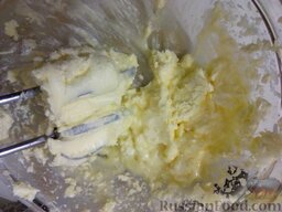 Крем Шарлотт: Взбить размягченное масло (сироп и масло должны быть одной температуры), около 10-15 секунд. Затем, продолжая взбивать, понемногу добавлять яично-молочный сироп (примерно по 1 ст. ложке).