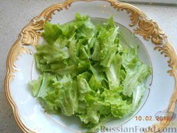 Салат испанский с оливками: Моем и рвем листья салата в глубокую тарелку.