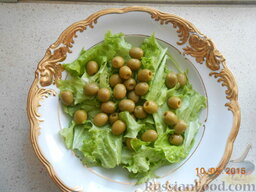 Салат испанский с оливками: Сливаем жидкость с оливок и насыпаем оливки сверху салата.