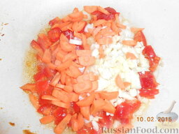 Японский суп с гречневой лапшой: Измельчаем лук, чеснок и имбирь (я заменила сухим имбирем), нарезаем морковь и болгарский перец брусочкам (я взяла замороженный нарезанный перец).   Обжариваем на масле лук, морковь, перец в течении 5 минут. Добавляем имбирь и чеснок, обжариваем 1 минуту. Выкладываем овощи в бульон, доводим до кипения.   Засыпаем гречневую лапшу, варим до полуготовности.   Добавляем соевый соус, пробуем, если необходимо добавляем соль. Перчим. Даем настояться минут 10.   Приятного аппетита!