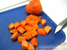 Буженина: Морковь очистим, помоем и порежем небольшими кубиками, примерно размером около 1-1,5 см.