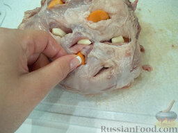 Буженина: Кусок мяса вымоем, обсушим бумажным полотенцем и ножом сделаем глубокие прорези, которые нашпигуем кусочками чеснока и моркови.