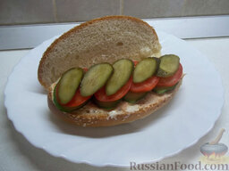 Гамбургер по-домашнему: Выложите овощи на булочку, как показано на фото.