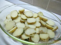 Картофельная запеканка с языком: Теперь принимаемся готовить запеканку. Картофель порежем кружочками и выложим в форму.
