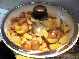 Картофель по-деревенски: Когда в сковороде будет достаточно вытопленного смальца, отправляем в нее жариться картофель. Перемешаем, закроем крышкой и жарим на среднем огне около 5-10 минут.