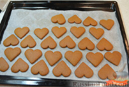 Печенье "Сердечки": Выложить печенье-пряники на пергамент, выпекать в заранее разогретой до 180 градусов духовке около 3-4 минут.  Готовые пряники полностью остудить.
