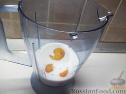 Коктейль из кефира: Положите абрикосы в чашу к кефиру. Резать абрикосы не обязательно, так как блендер справится с ними и хорошо их подробит. Если же у вас блендер обладает не сильной мощностью, можете ему помочь и абрикосы порезать на более мелкие кусочки.
