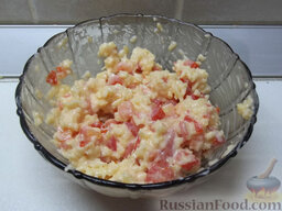 Закуска из крабовых палочек: Перемешайте начинку. По желанию можно добавить соль.