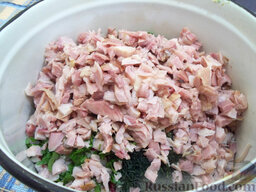 Окрошка на газировке: Мясо куриного окорочка отделим от костей, порежем и положим ко всем продуктам.