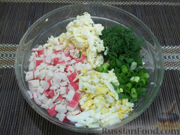 Лаваш с крабовыми палочками: Зелень укропа и лука вымойте, накрошите и положите в тарелку ко всем ингредиентам.